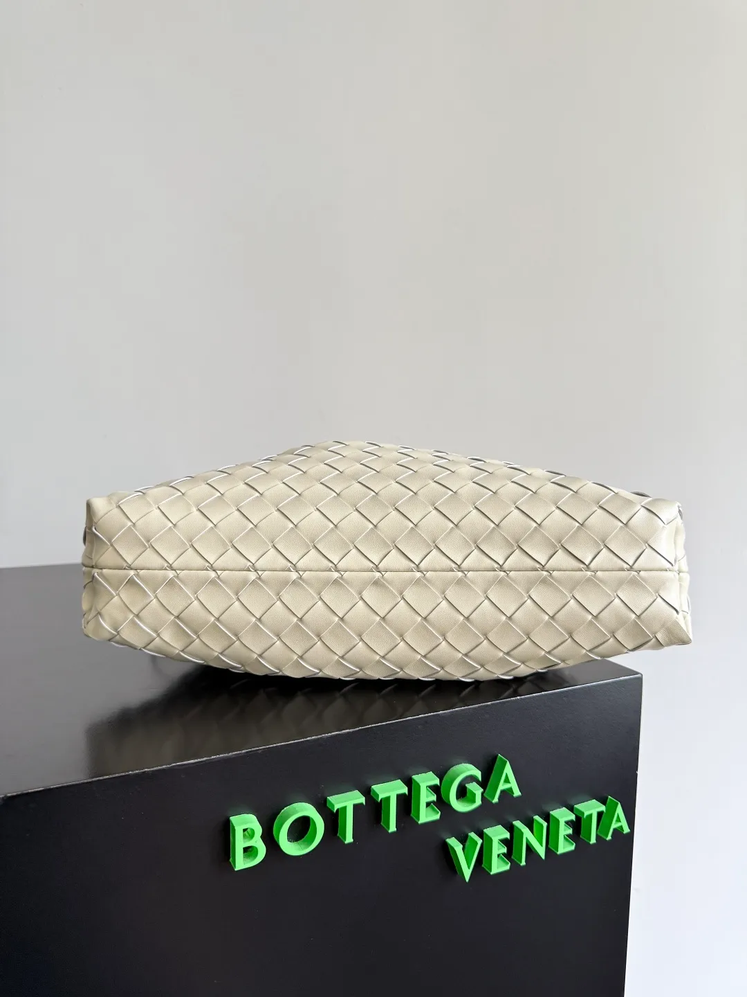 Batch 1680 BOTTEGA VENETA 2025 new women's Dustbag Notte clutch. Dustbag, which has been very popular since its launch, has a chain clause! ! The hand-carrying method is reminiscent of the classic bag type Pouch , light and elegant, the reserved drawstring design allows the bag to be used as an armpit bag, and the chain is longer, which is very suitable for sisters who like to free their hands and carry cross-body backpacks. No matter which way you carry it, you can change the back according to the occasion and your mood that day. It can make the overall outfit more fashionable🪄🪄The body of the bag has also been widened. It is the rainy season and the weather is hot. The bag can easily accommodate a small umbrella and water bottle. The lining is made of nylon, which is light and comfortable to carry, and is very suitable for summer use. Style number: 839394 Size: 33*19*8cm